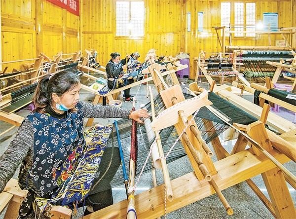 秀山土家族苗族自治縣清溪場鎮(zhèn)大寨村，土家織錦非遺工坊內(nèi)，繡娘正在加緊生產(chǎn)土家織錦。